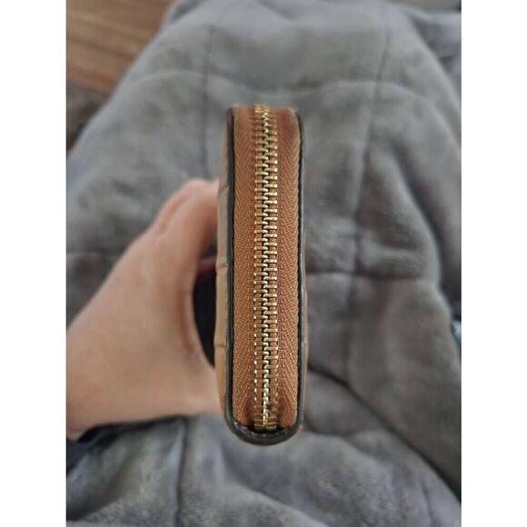 Michael Kors Jet Set Travel Large Continental Wristlet (Camel). - Picture 7 of 13